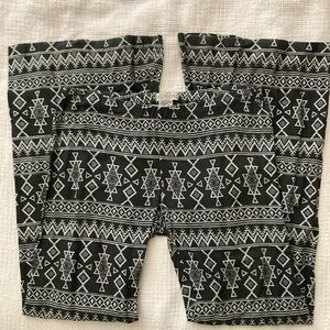 Billabong 100% Rayon Flared Pants Aztec Print Grey White Size Medium GUC